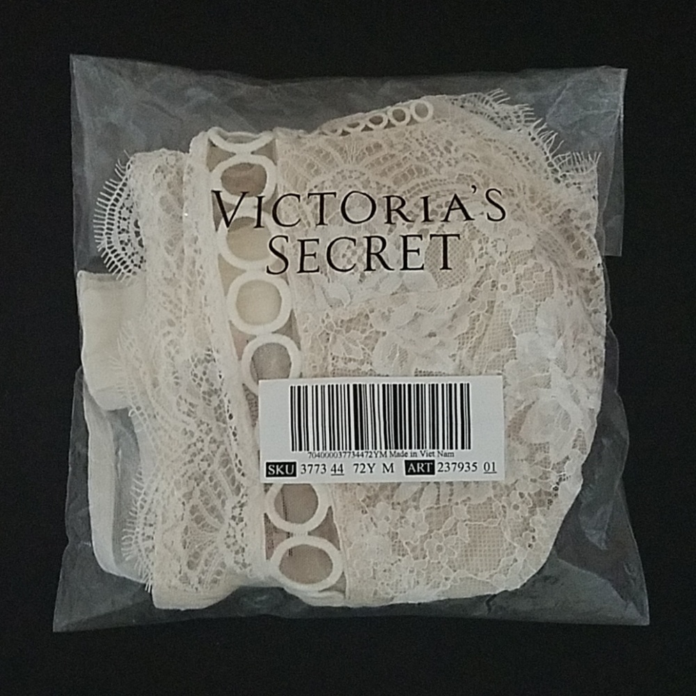 Victoria’s Secret Lace Plunge flower detail Bralette - Picture 3 of 3